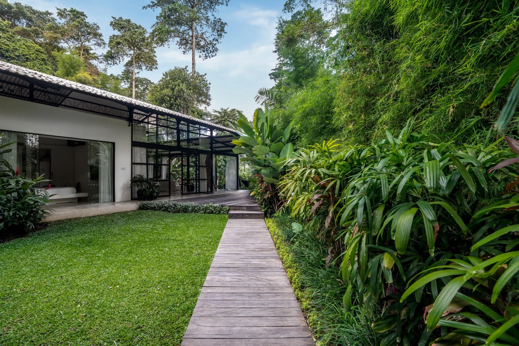 Garden walkway beside Loft Ithaka