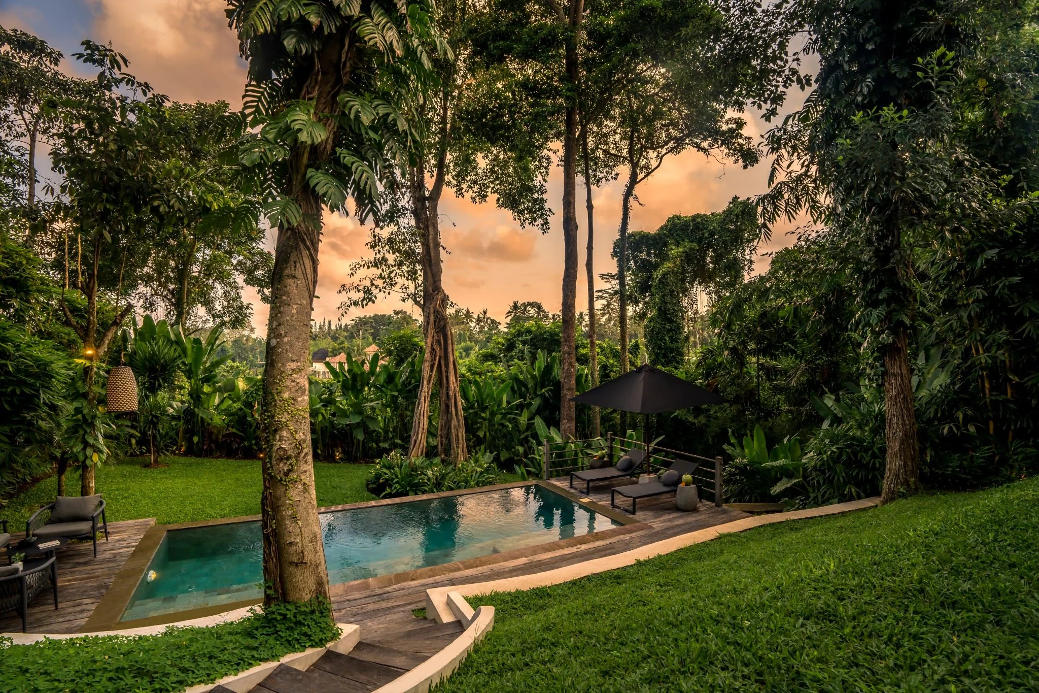 Loft Ithaka opening onto the jungle and pool