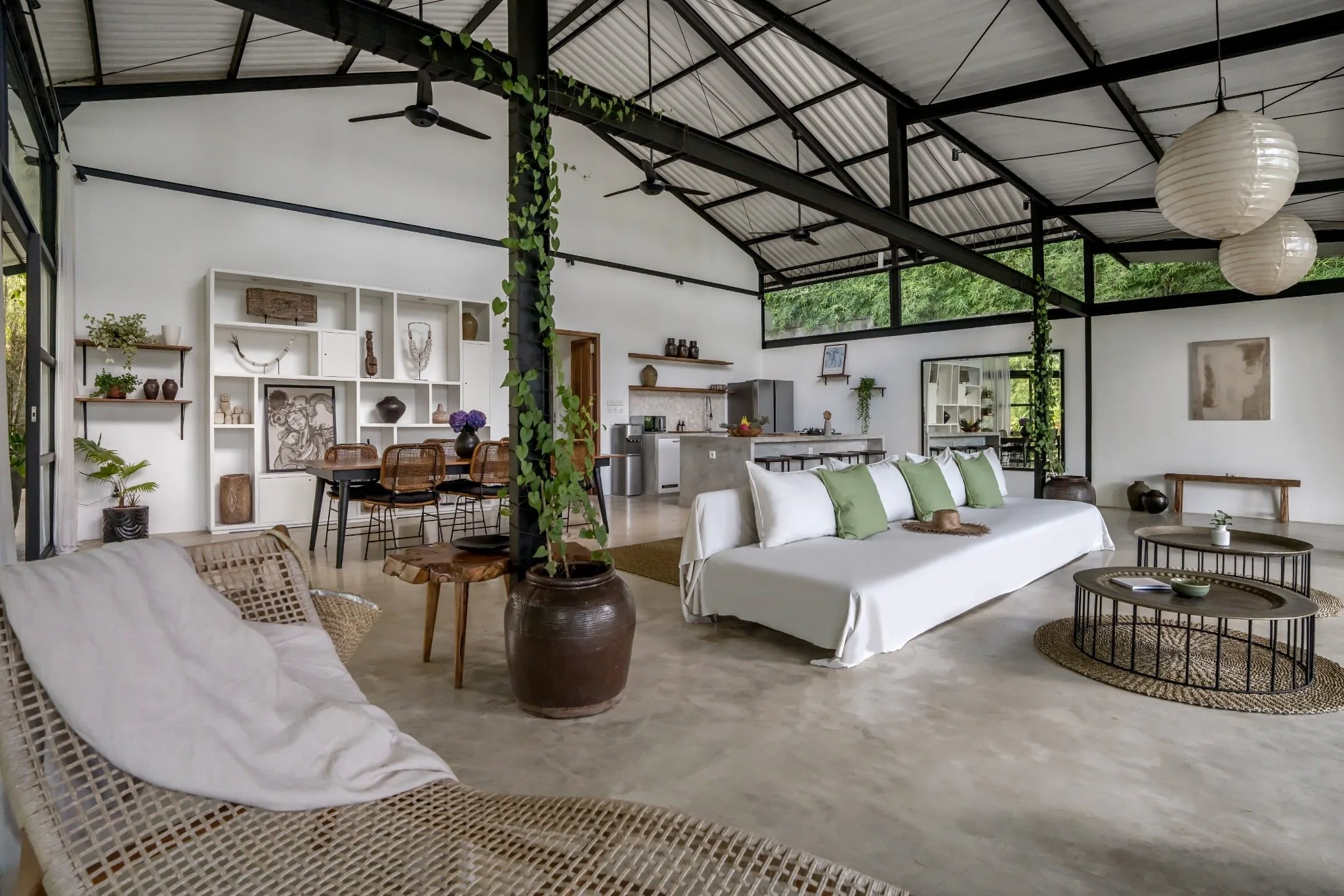 Loft Ithaka open-plan architecture and tropical setting
